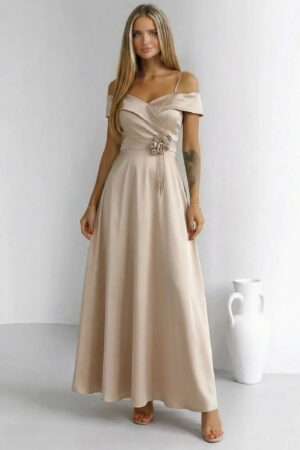 ΦΟΡΕΜΑ MAXI OFF SHOULDER ΜΕ ΣΧΕΔΙΟ ΤΡΙΑΝΤΑΦΥΛΛΑ - ΜΠΕΖ