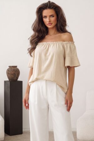 ΜΠΛΟΥΖΑ OFF SHOULDER ΜΕ ΒΟΛΑΝ ΣΤΑ ΜΑΝΙΚΙΑ - ΜΠΕΖ